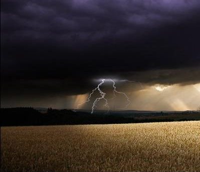 Paysage sombre avec de la foudre